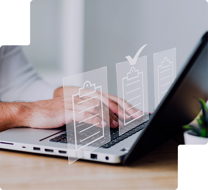 Profissional sorridente trabalhando