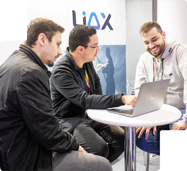 Profissional sorridente trabalhando